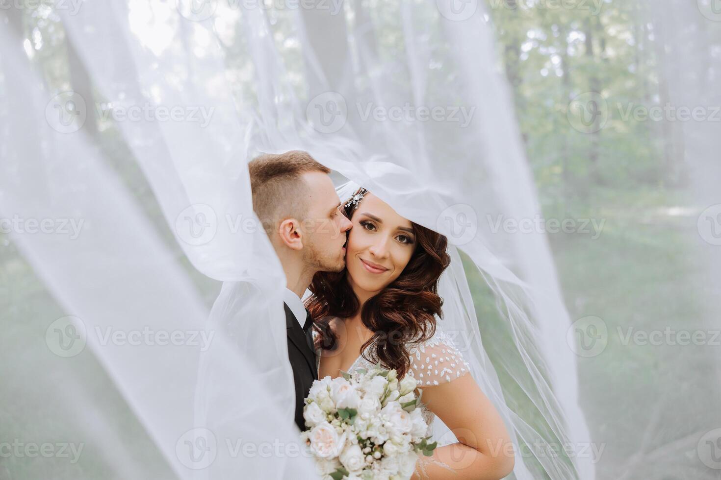 boda. amor y Pareja en jardín para boda. celebracion de ceremonia y compromiso. salvar el fecha. confianza. el novia y novio abarcar. el novio abraza el novia debajo el velo. foto