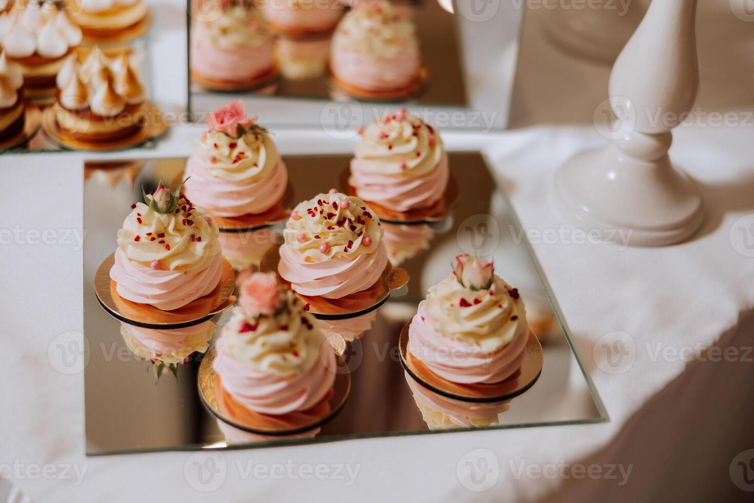 almendra galletas y varios dulce pasteles para un Boda banquete. un delicioso recepción, un lujoso ceremonia. mesa con dulces y postres delicioso vistoso francés postres en un plato o mesa. foto