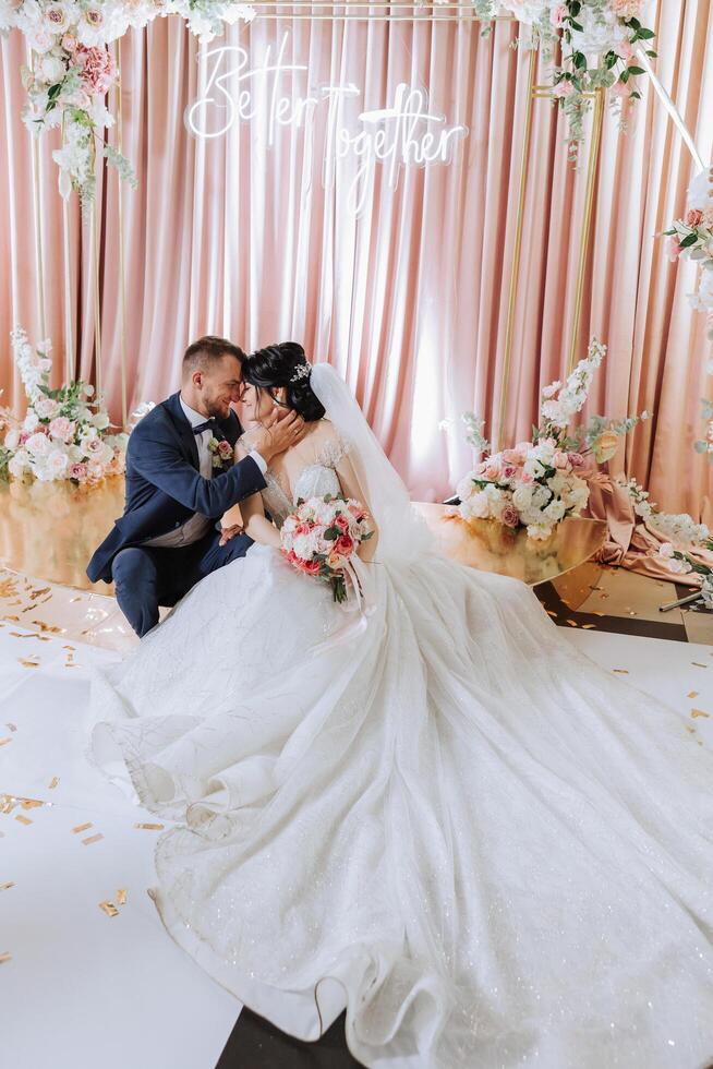 boda. amor y Pareja. celebrando el ceremonia y compromiso. salvar el fecha. confianza. el novia y novio abarcar. sonrisa y amor. foto de contento y en amor novias y novios.