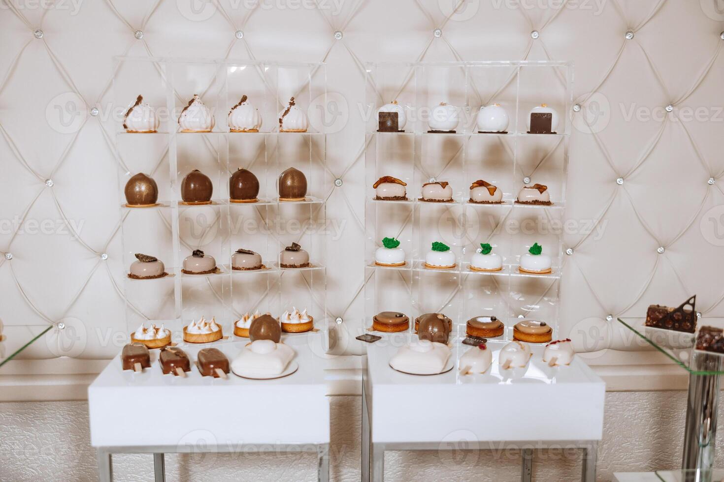 almendra galletas y varios dulce pasteles para un Boda banquete. un delicioso recepción, un lujoso ceremonia. mesa con dulces y postres delicioso vistoso francés postres en un plato o mesa. foto