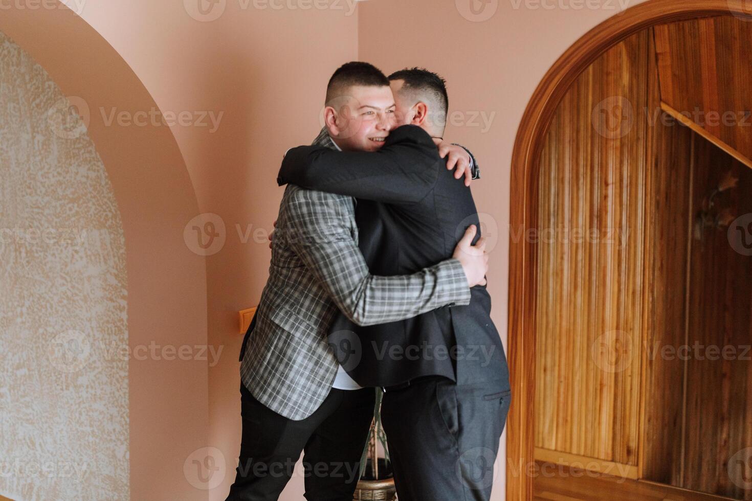 el hermano apoyos el hermano-novio y ayuda él preparar para el Boda ceremonia. calentar y sincero relaciones Entre hermanos un emocional momento a un Boda foto