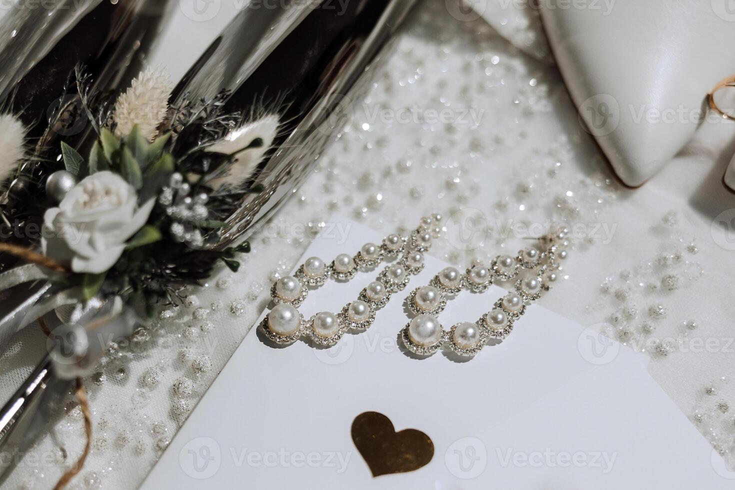 detalles de el novia. belleza es en el detalles. tacones altos nupcial zapatos. oro Boda anillo con un diamante. perfumes pendientes Boda en detalles. foto