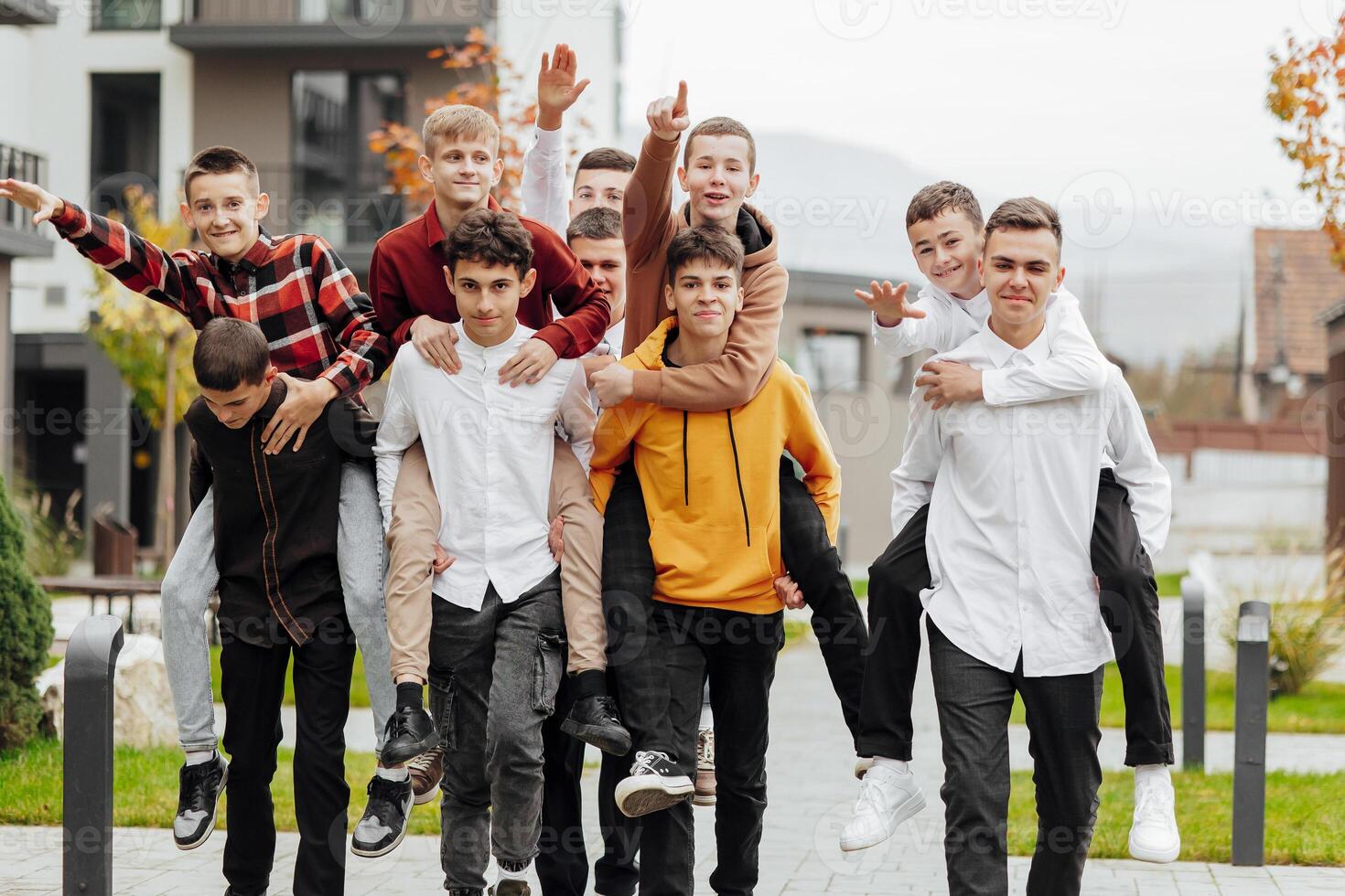 Group of many happy teenagers dressed in casual clothes having fun and having fun near college. Concept of friendship, moments of happiness. School friendship photo