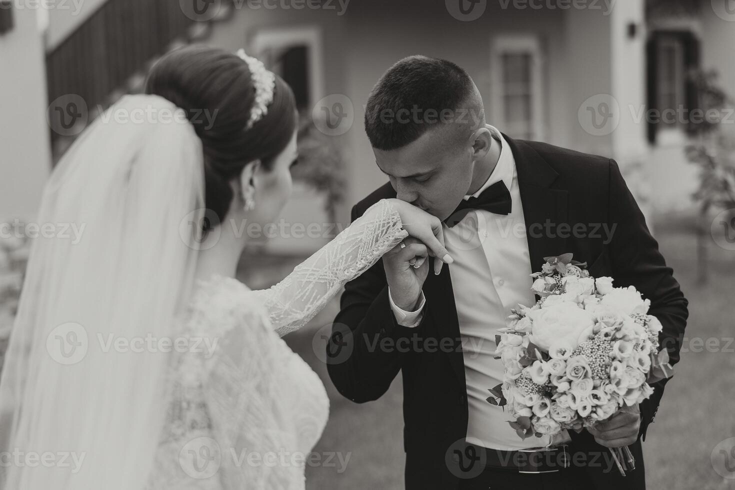 ella dijo él Sí. un joven hombre Besos su de la esposa mano con un oro anillo, proponiendo casamiento. compromiso de un joven Pareja en amor. concepto de amor y unidad. foto