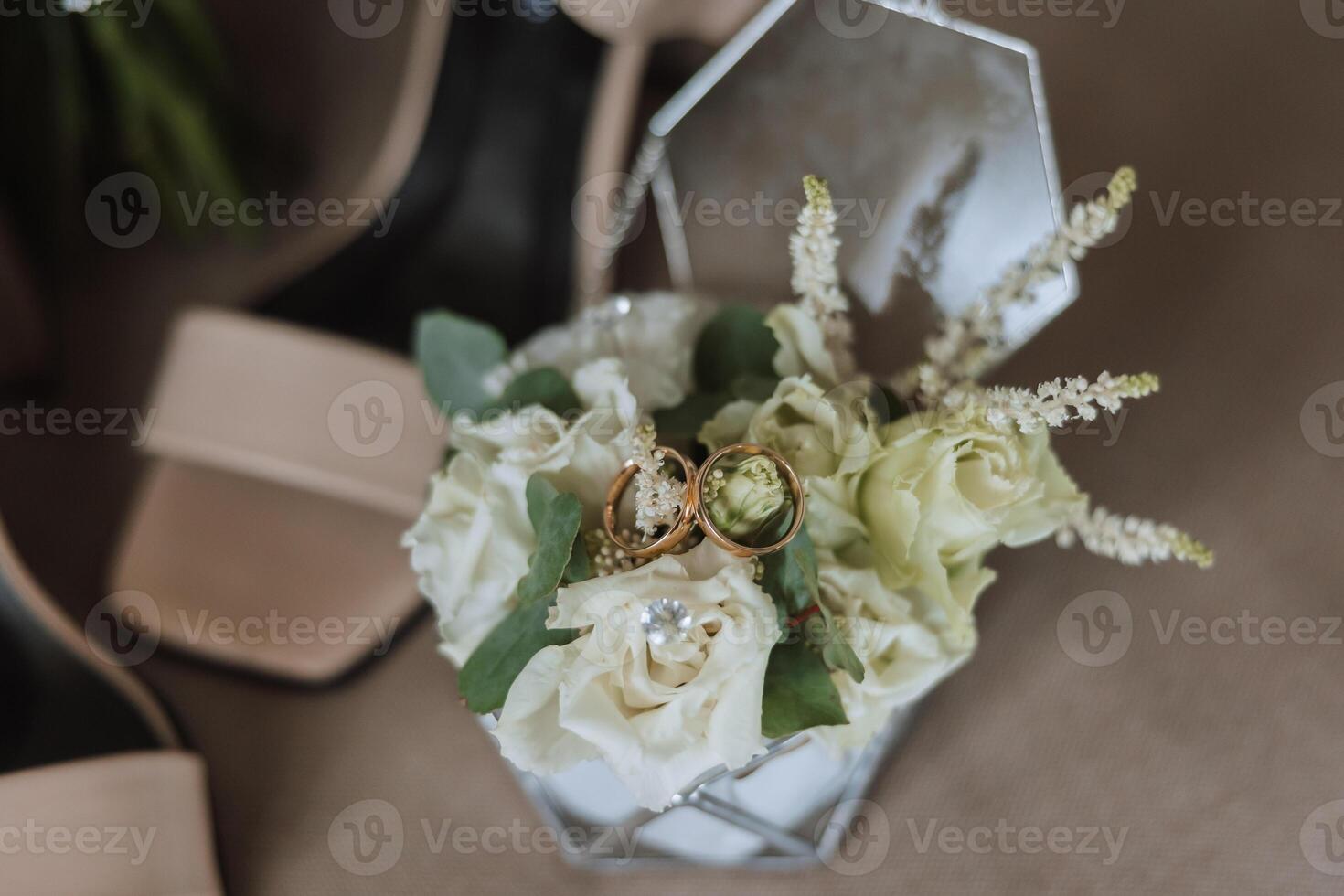 detalles de el novia. belleza es en el detalles. tacones altos nupcial zapatos. oro Boda anillo con un diamante. perfumes pendientes Boda en detalles. foto