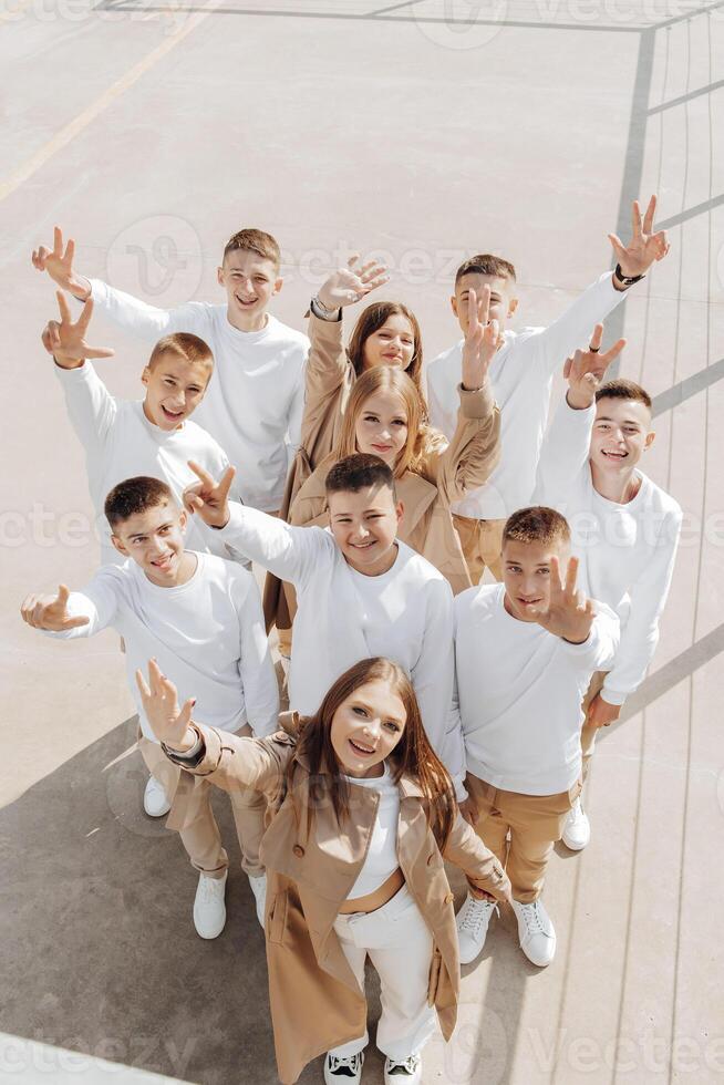 amistad, movimienot, acción, libertad y personas conceptos - grupo de contento Adolescente estudiantes o colegio amigos posando y teniendo divertido al aire libre en hermosa sitio antecedentes. foto