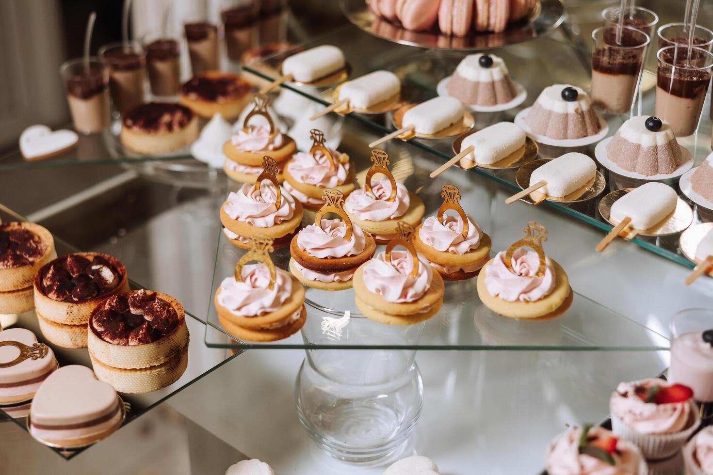 almendra galletas y varios dulce pasteles para un Boda banquete. un delicioso recepción, un lujoso ceremonia. mesa con dulces y postres delicioso vistoso francés postres en un plato o mesa. foto