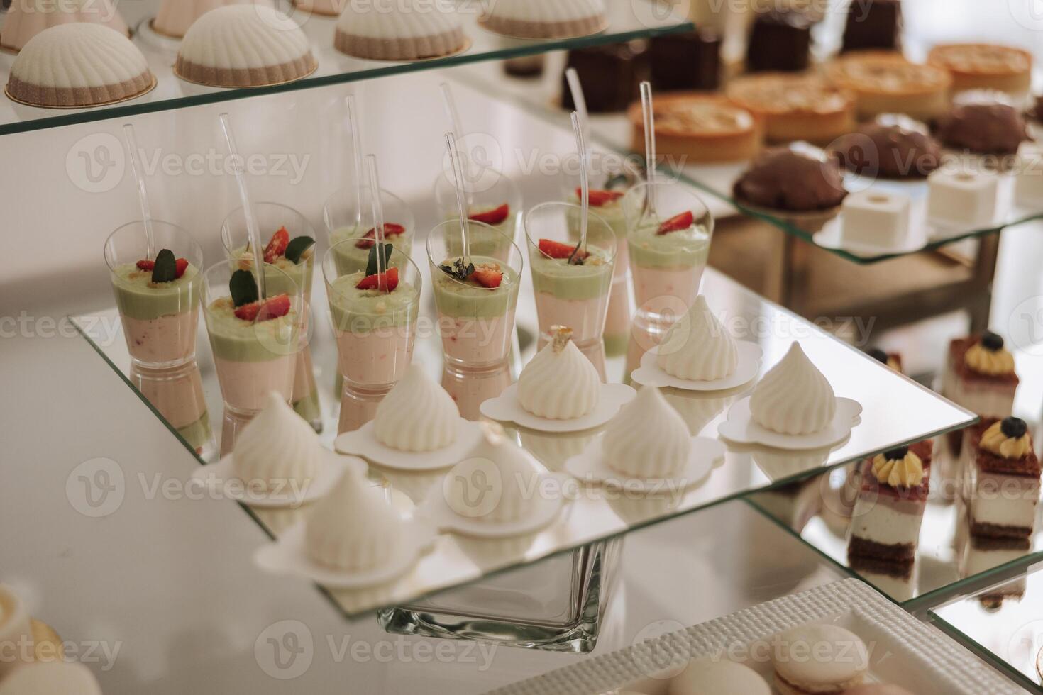 almendra galletas y varios dulce pasteles para un Boda banquete. un delicioso recepción, un lujoso ceremonia. mesa con dulces y postres delicioso vistoso francés postres en un plato o mesa. foto