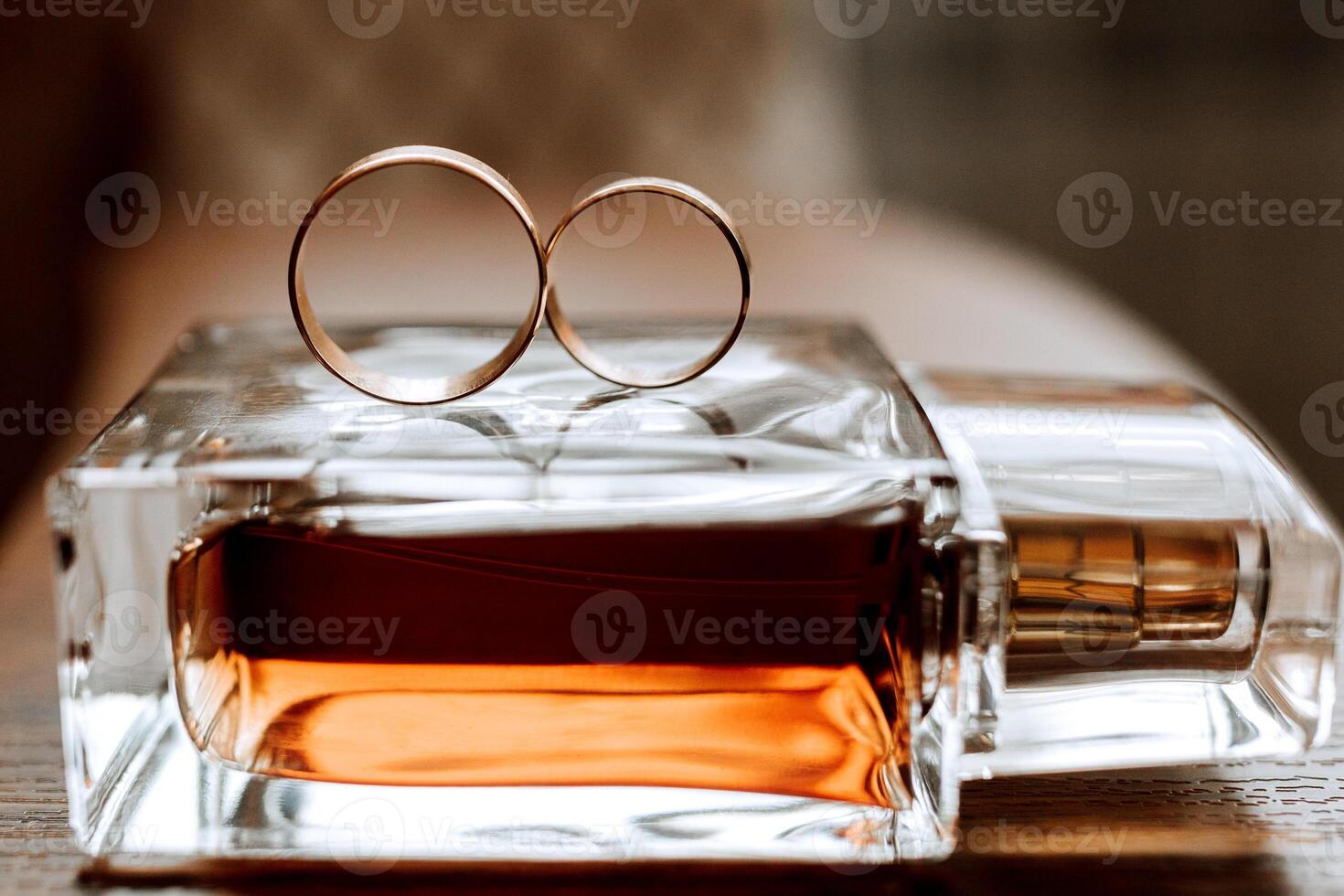 foto de dos vertical oro Boda anillos simbolizando amor y romance en un brillante antecedentes con Copiar espacio para tu saludo o saludo