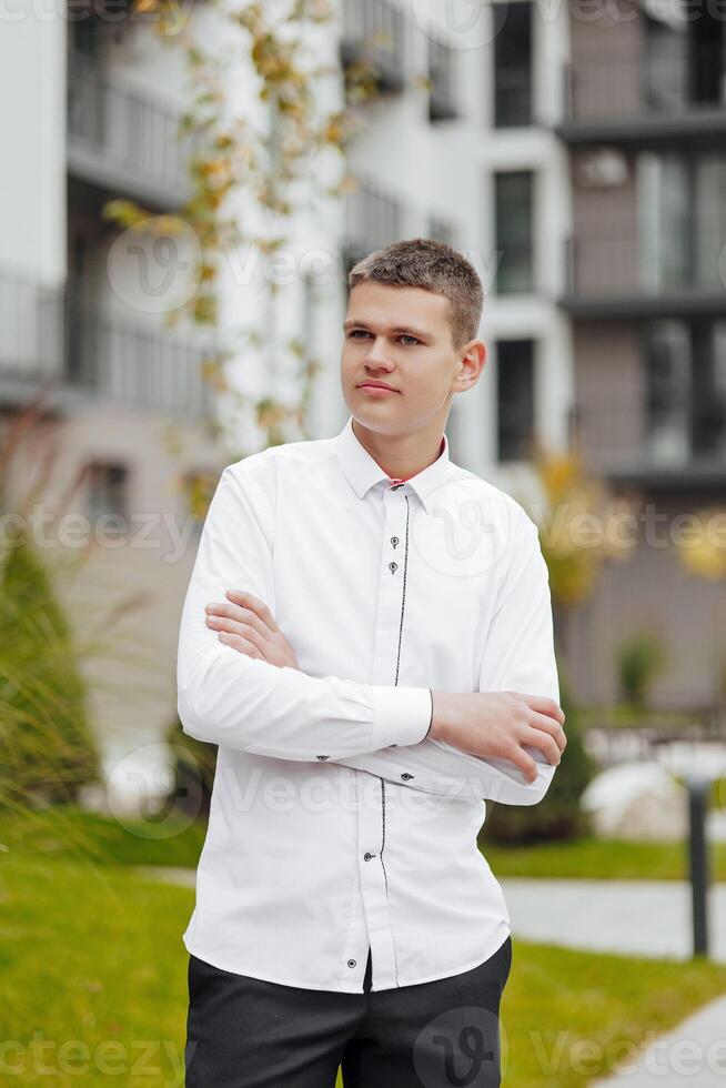 vertical de cerca retrato de un adolescente en casual ropa. contento sonriente adolescente en otoño parque en luz de sol. un hermosa niño mira a el cámara en naturaleza. foto