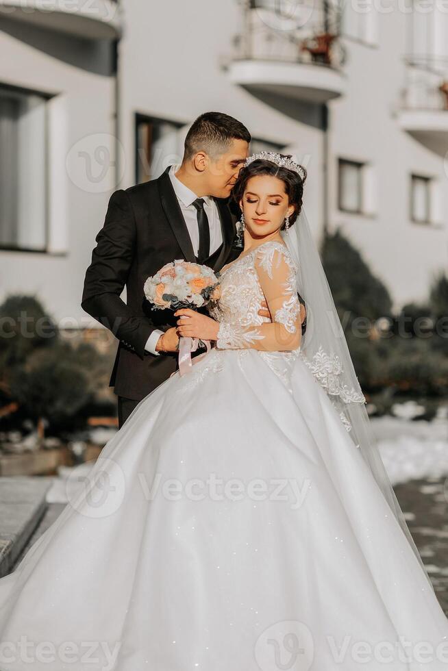 Boda Pareja en amor. un hermosa novia y un elegante novio tiernamente abrazo y disfrutar el día. un elegante Pareja de recién casados. concepto de matrimonio foto