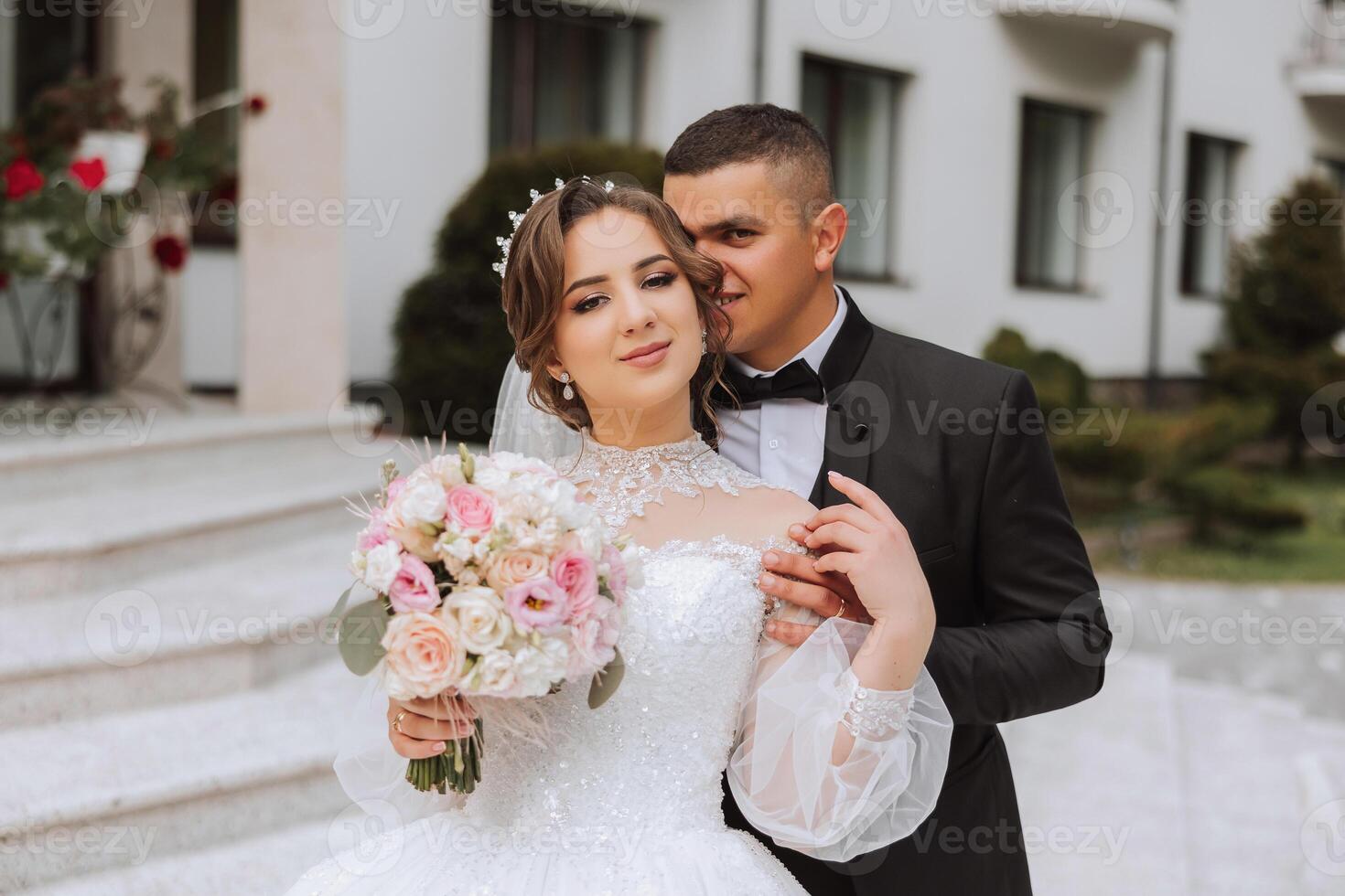 boda. amor y Pareja en jardín para boda. celebrando el ceremonia y compromiso. salvar el fecha. confianza. el novio suavemente abrazos el novia por el espalda. Pareja en amor. Boda retrato foto