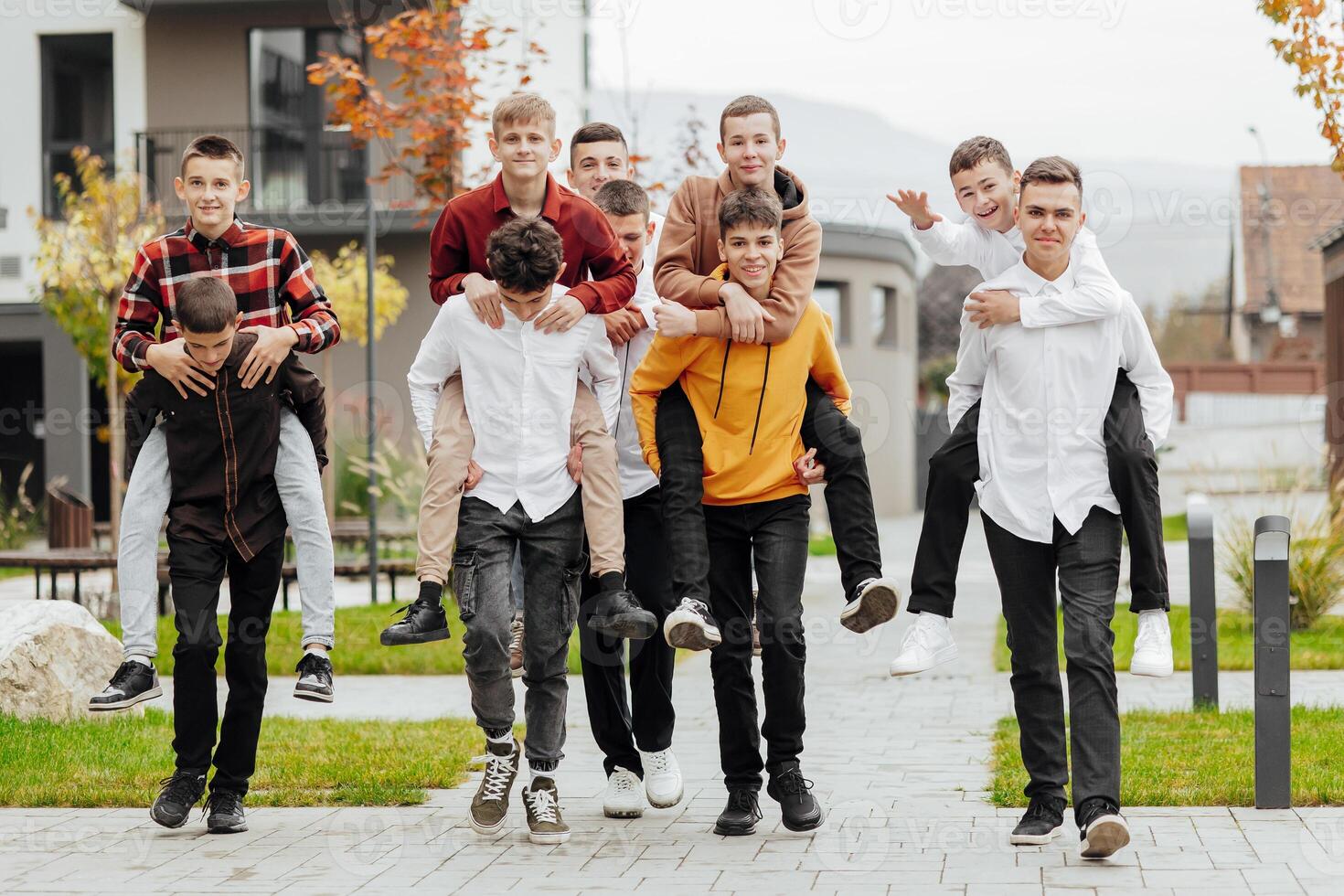 grupo de muchos contento adolescentes vestido en casual ropa teniendo divertido y teniendo divertido cerca colega. concepto de amistad, momentos de felicidad. colegio amistad foto