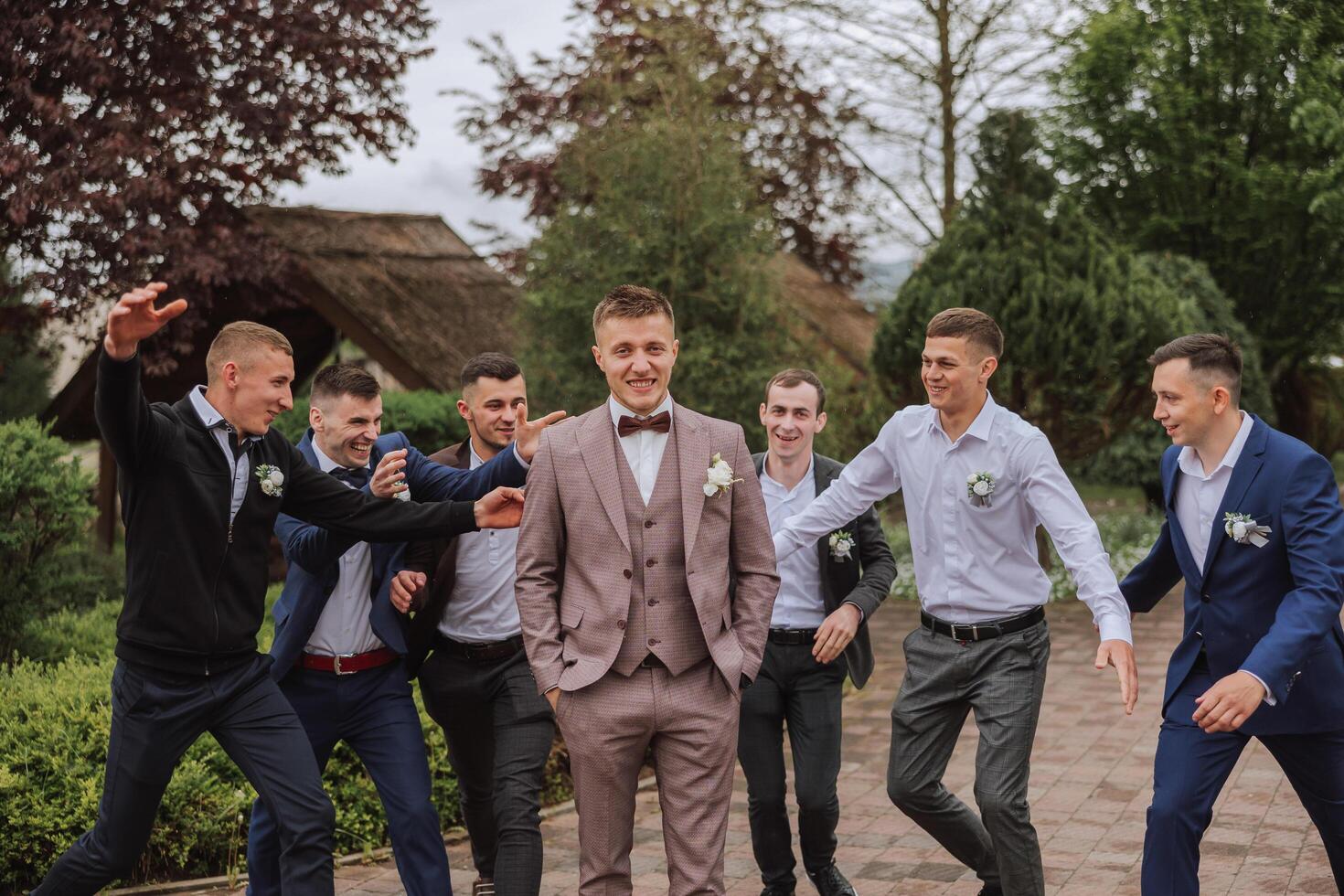 alegre, joven, energético testigos de el novio siguiente a el novio. amigos felicitar el novio. novio y su gracioso amigos teniendo divertido en el Boda día de el recién casados. foto