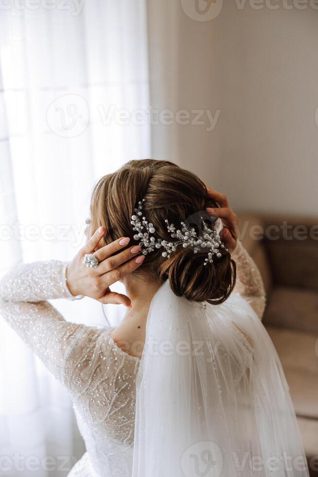 lujo. Rico elegante morena con nacarado rosario. elegante estilo. de cerca Disparo de hembra peinado hecho como un hebra de pelo fijo con un oro pelo acortar. foto