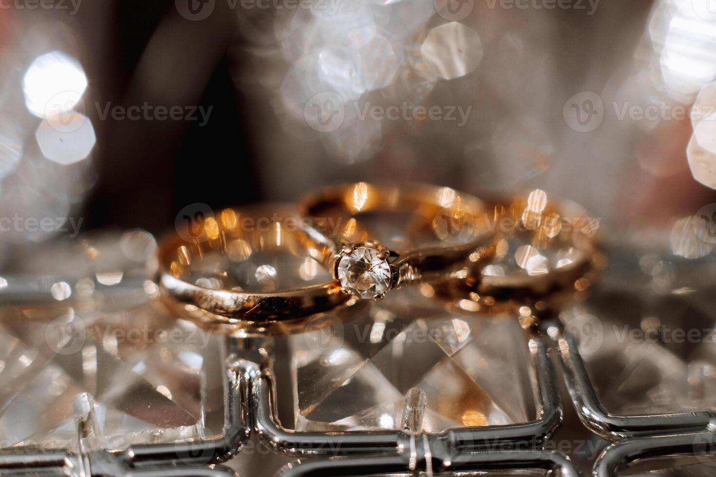 detalles de el novia. belleza es en el detalles. tacones altos nupcial zapatos. oro Boda anillo con un diamante. perfumes pendientes Boda en detalles. foto