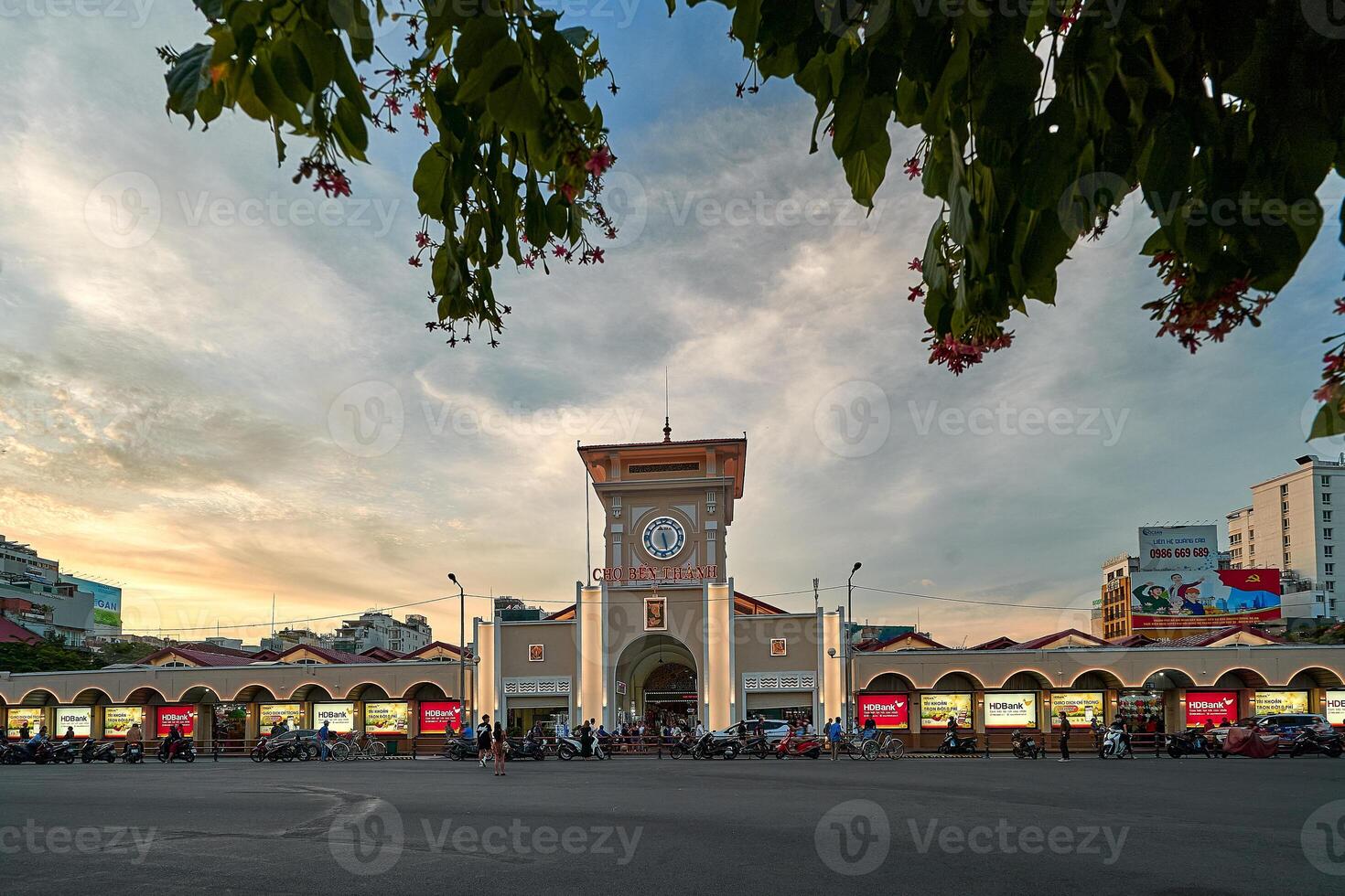 hermosa puesta de sol en ben gracias mercado , Ho chi minh ciudad es un popular turista destino de Asia. foto