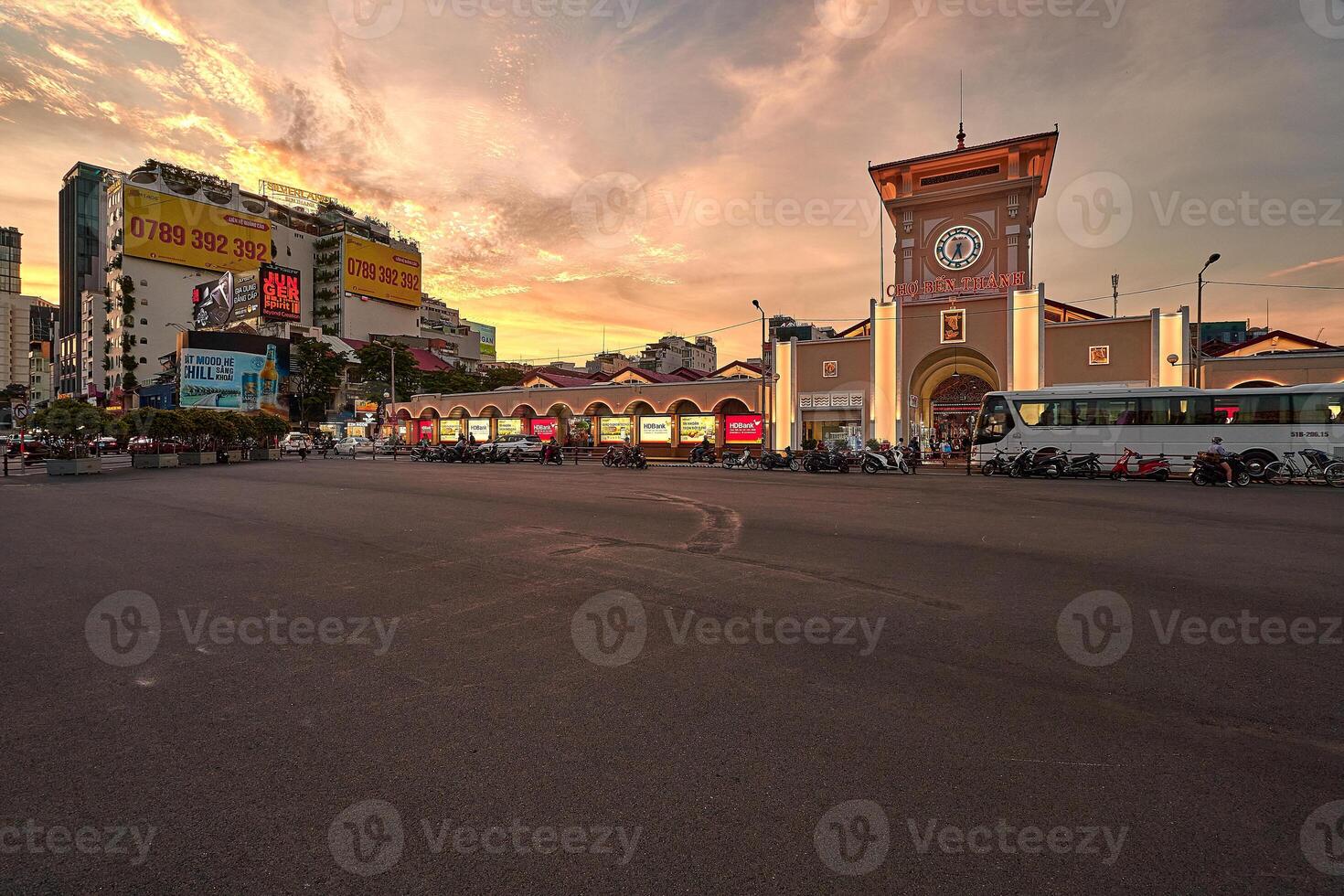 hermosa puesta de sol en ben gracias mercado , Ho chi minh ciudad es un popular turista destino de Asia. foto