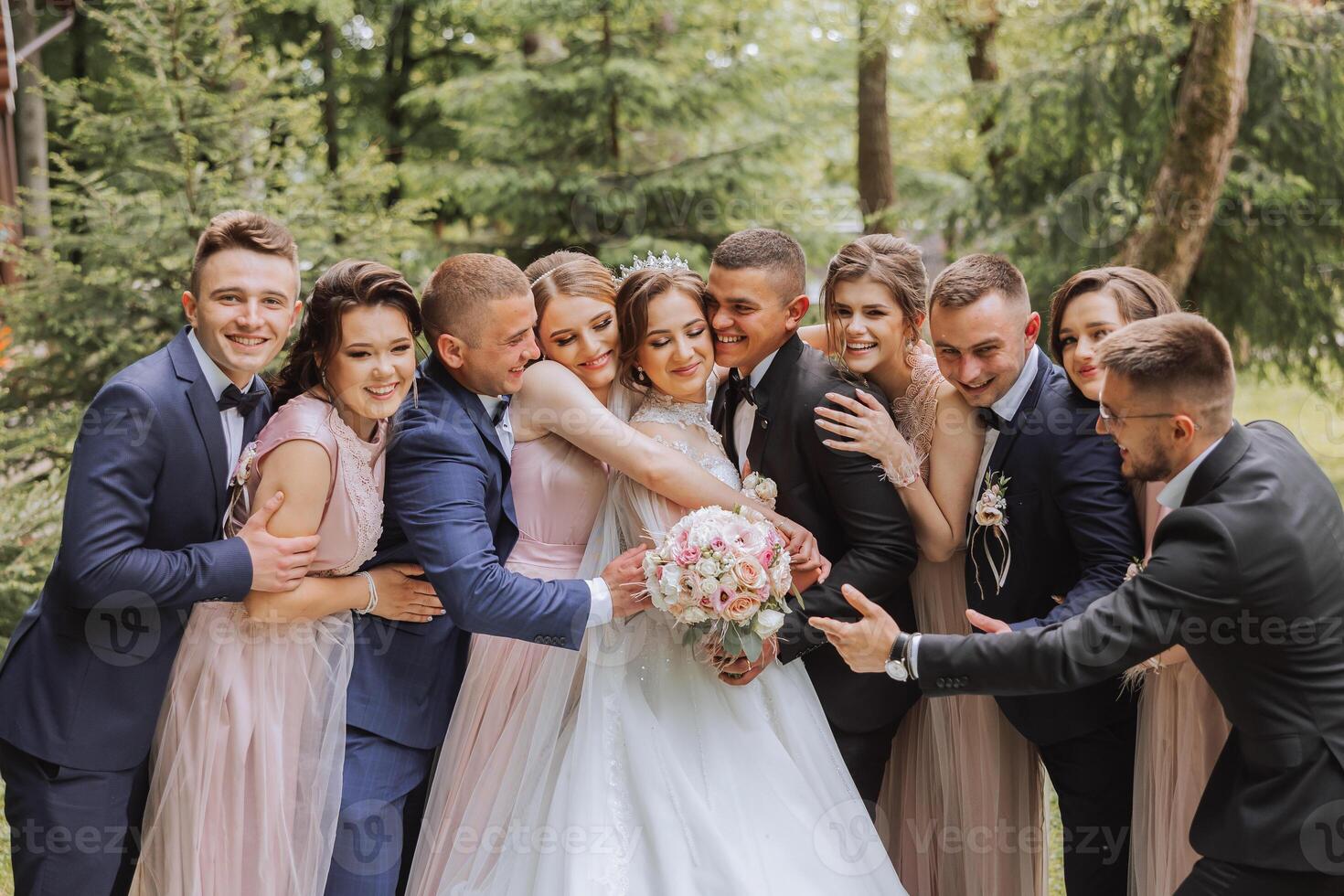 longitud total retrato de el recién casados y su amigos a el boda. el novia y novio con damas de honor y amigos de el novio son teniendo divertido y alegría a el boda. foto