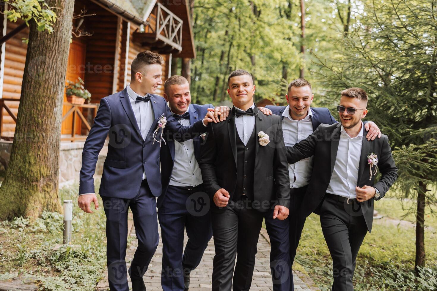 alegre, joven, energético testigos de el novio siguiente a el novio. amigos felicitar el novio. novio y su gracioso amigos teniendo divertido en el Boda día de el recién casados. foto