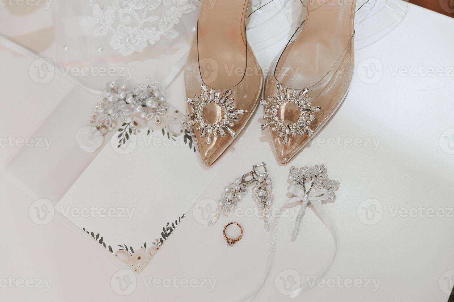 detalles de el novia. belleza es en el detalles. tacones altos nupcial zapatos. oro Boda anillo con un diamante. perfumes pendientes Boda en detalles. foto