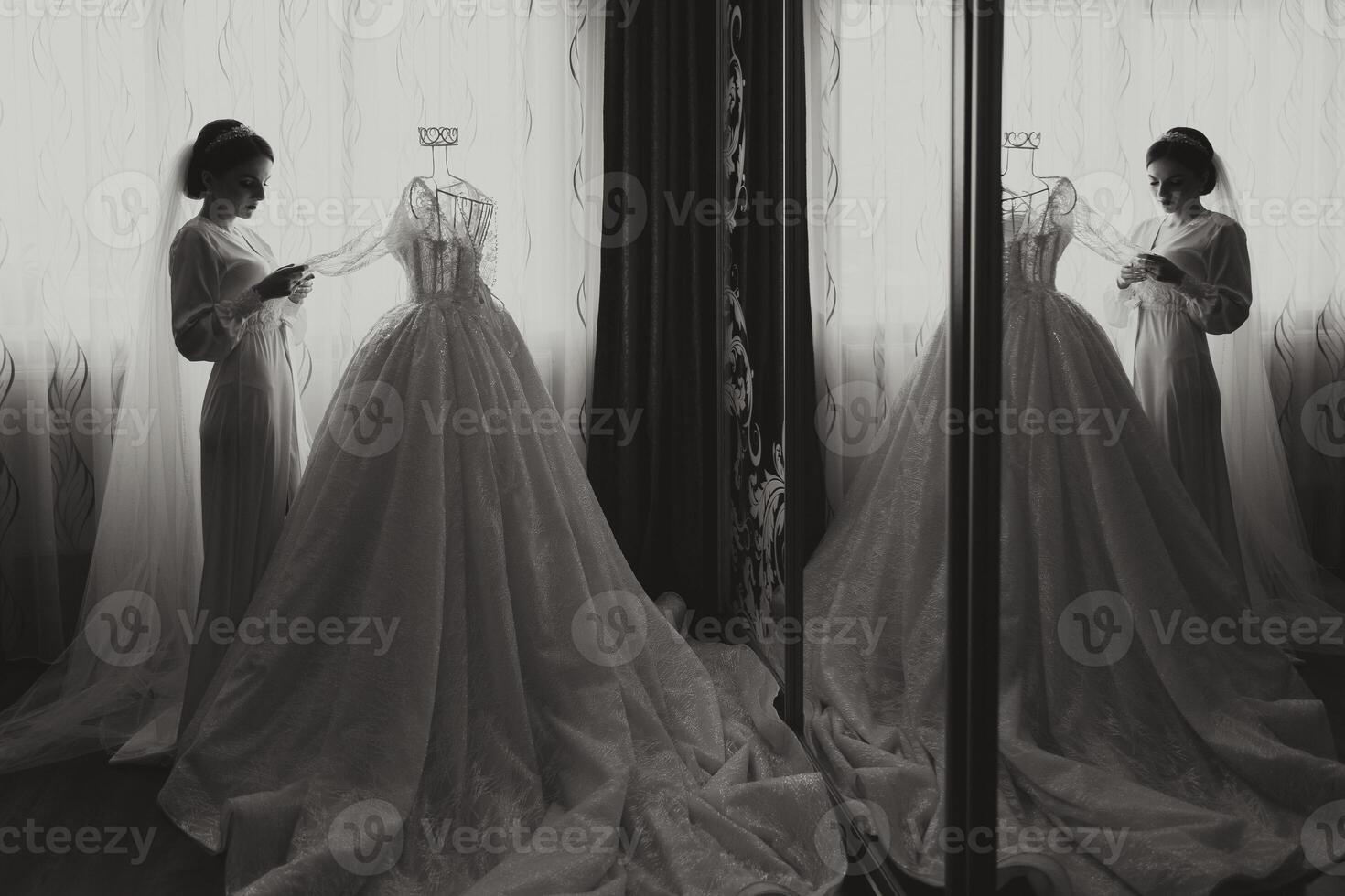 un contento novia es preparando para su lujoso Boda en un hotel habitación, con un Boda vestir en un maniquí cercano. retrato de un mujer con de moda cabello, maquillaje y un sonrisa en un vendaje vestido. foto