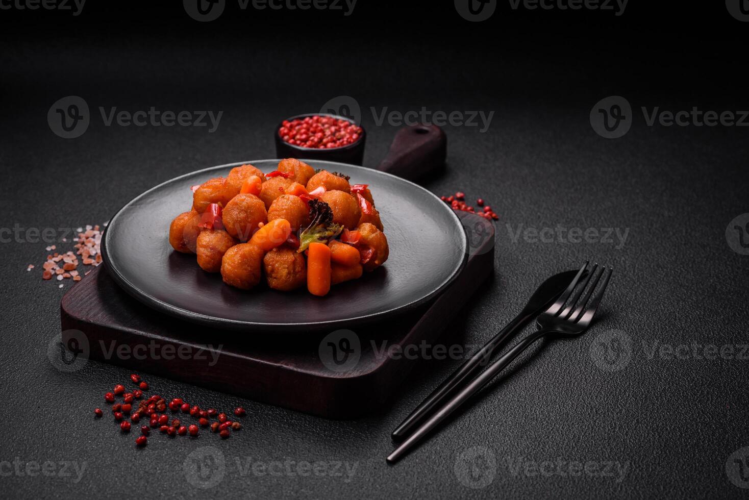 delicioso frito patata pelotas con verduras, sal, especias y hierbas foto