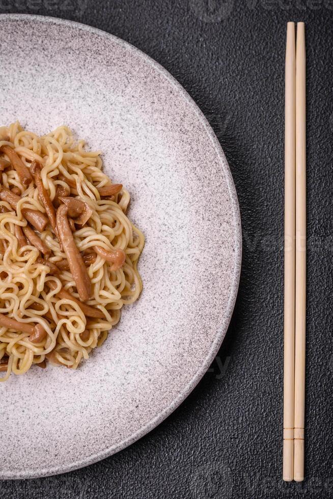 delicioso asiático cocina plato con arroz fideos, pimientos, hongos y especias foto