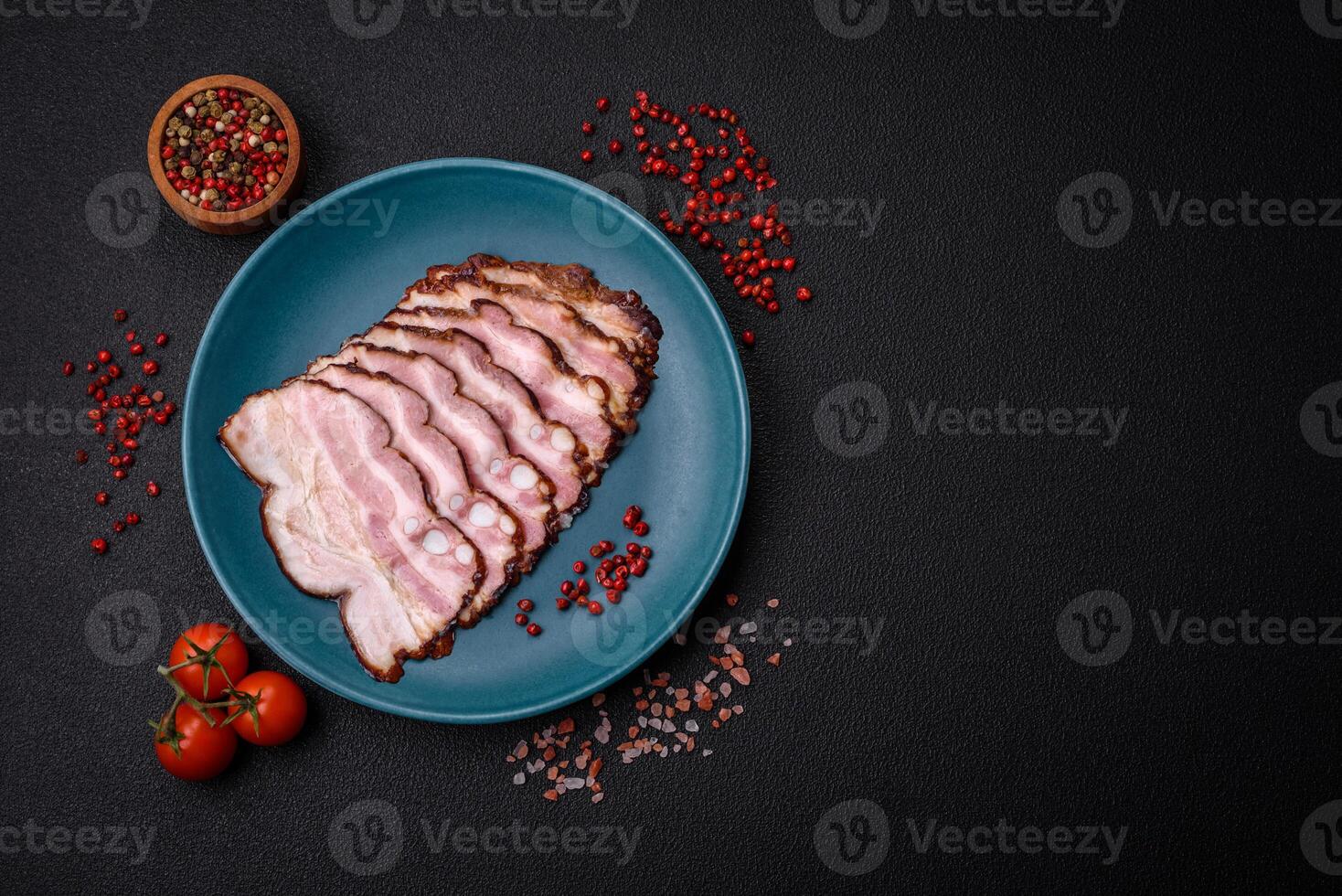 delicioso Fresco panceta o tocino con sal y especias cortar dentro Delgado rebanadas foto