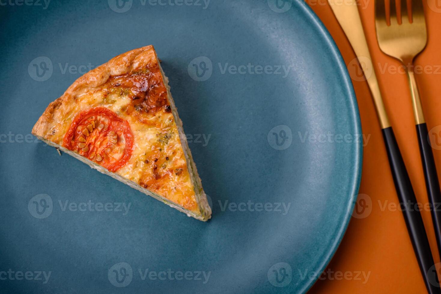 delicioso Quiche con tomate, queso, pollo, especias y hierbas foto