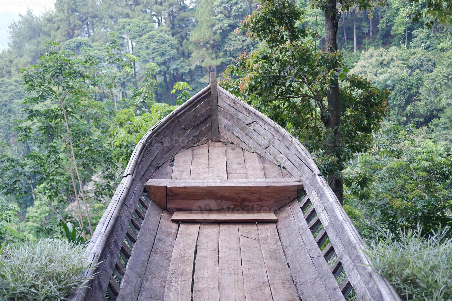 de madera barco en el lluvia bosque foto