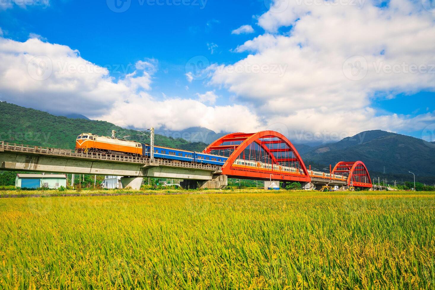puente kecheng cerca de la estación de tren yuli en hualien, taiwán foto