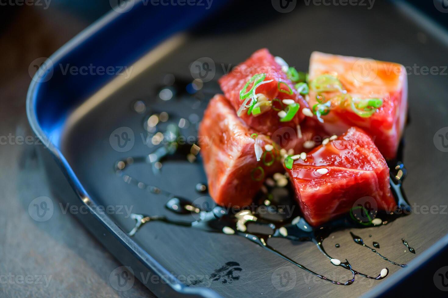 prima japonés wagyu cortado en cubitos carne de vaca cubitos rebanado en plato foto