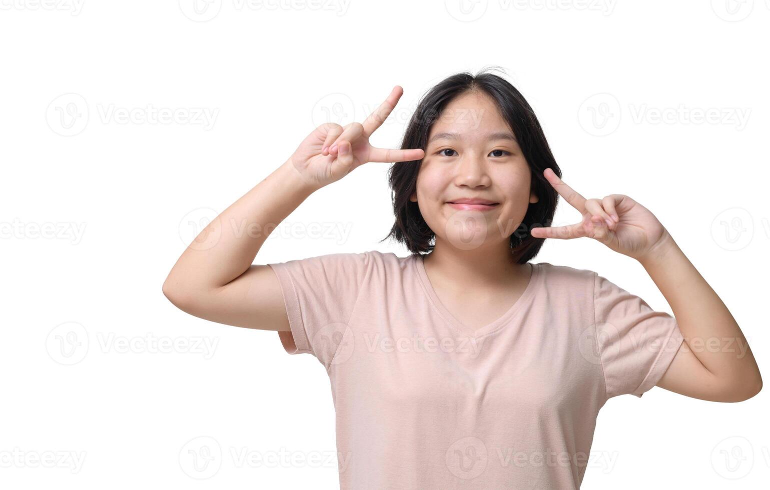 linda asiático corto pelo niña en marrón camiseta en blanco antecedentes aislado. emoción foto