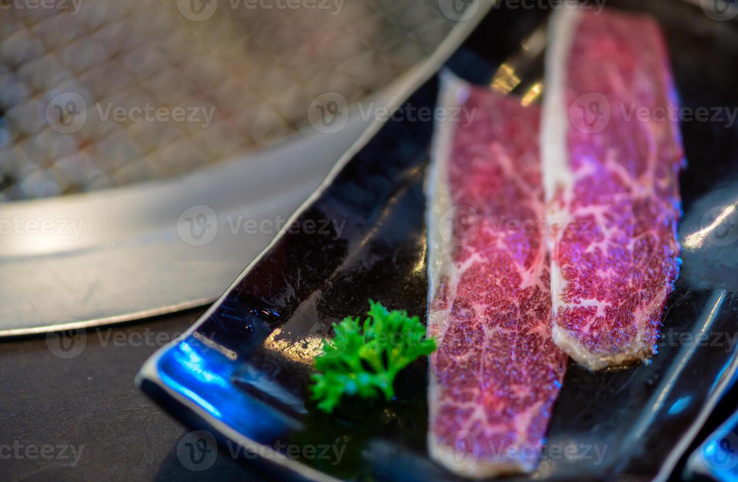 cruzar cortar corto costillas carne de vaca en lámina, carne de vaca corto costillas en plato, prima japonés carne foto