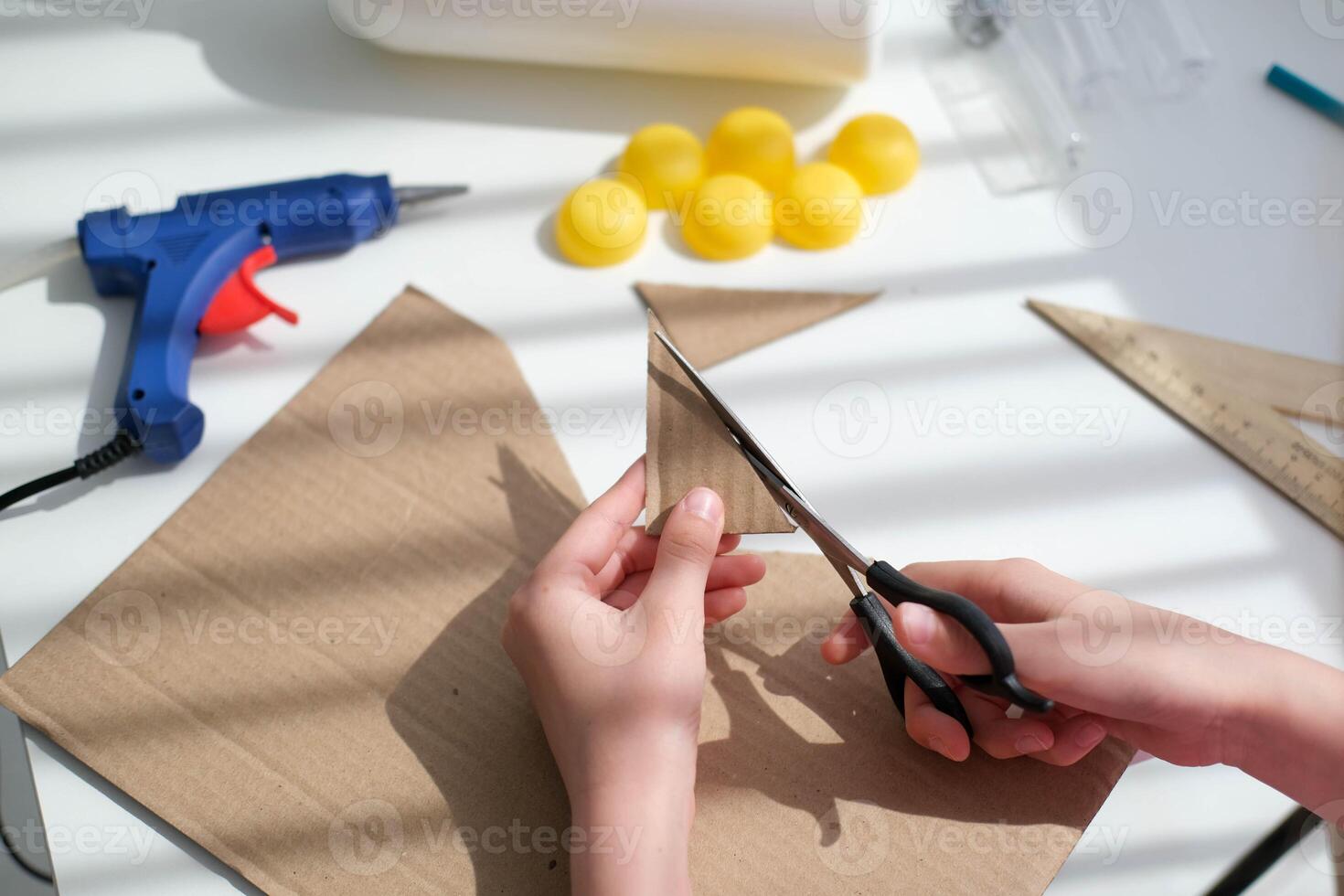 paso a paso instrucciones para haciendo artesanía desde improvisado materiales hecho a mano a colegio arte cohete para el día de cosas de cosmonautas. paso 9 9 foto