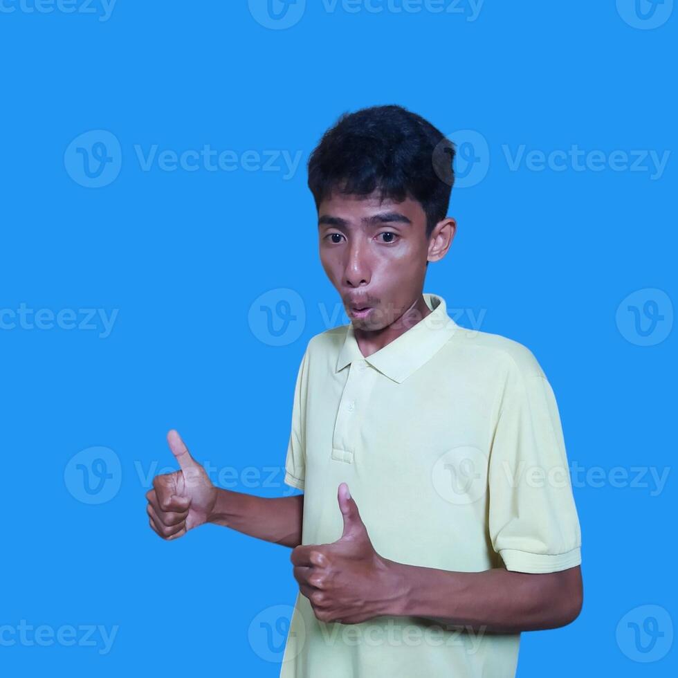 asiático hombre sonriente cara con bueno gesto, aislado en azul antecedentes foto