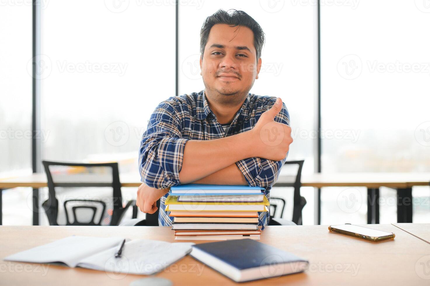 retrato de un joven indio masculino estudiante foto
