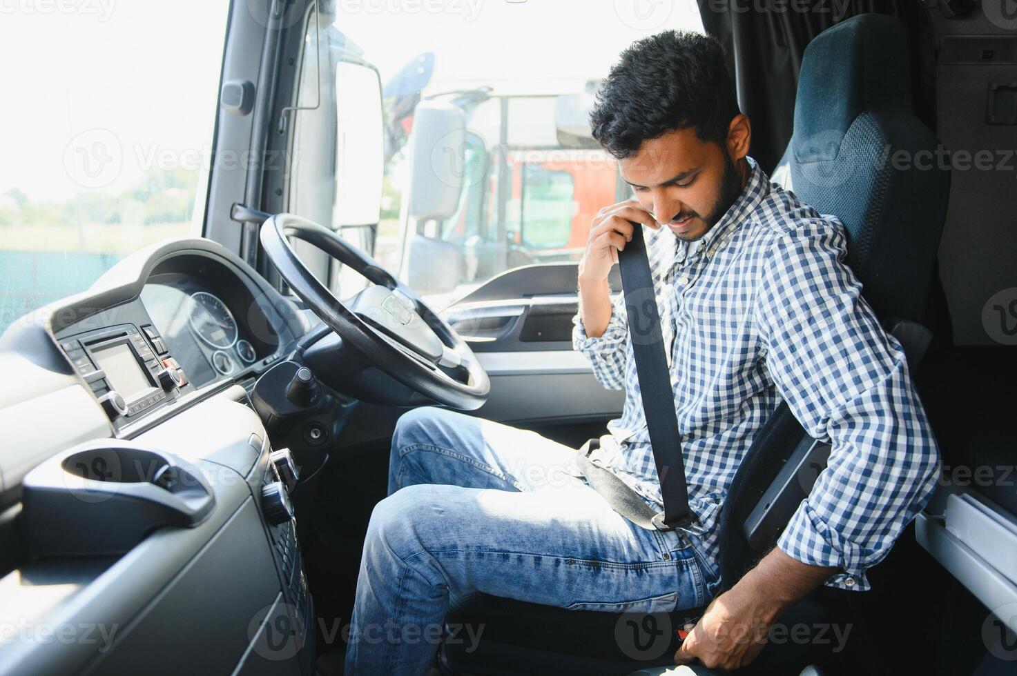 joven indio camión conductor. concepto de la carretera carga transporte. foto