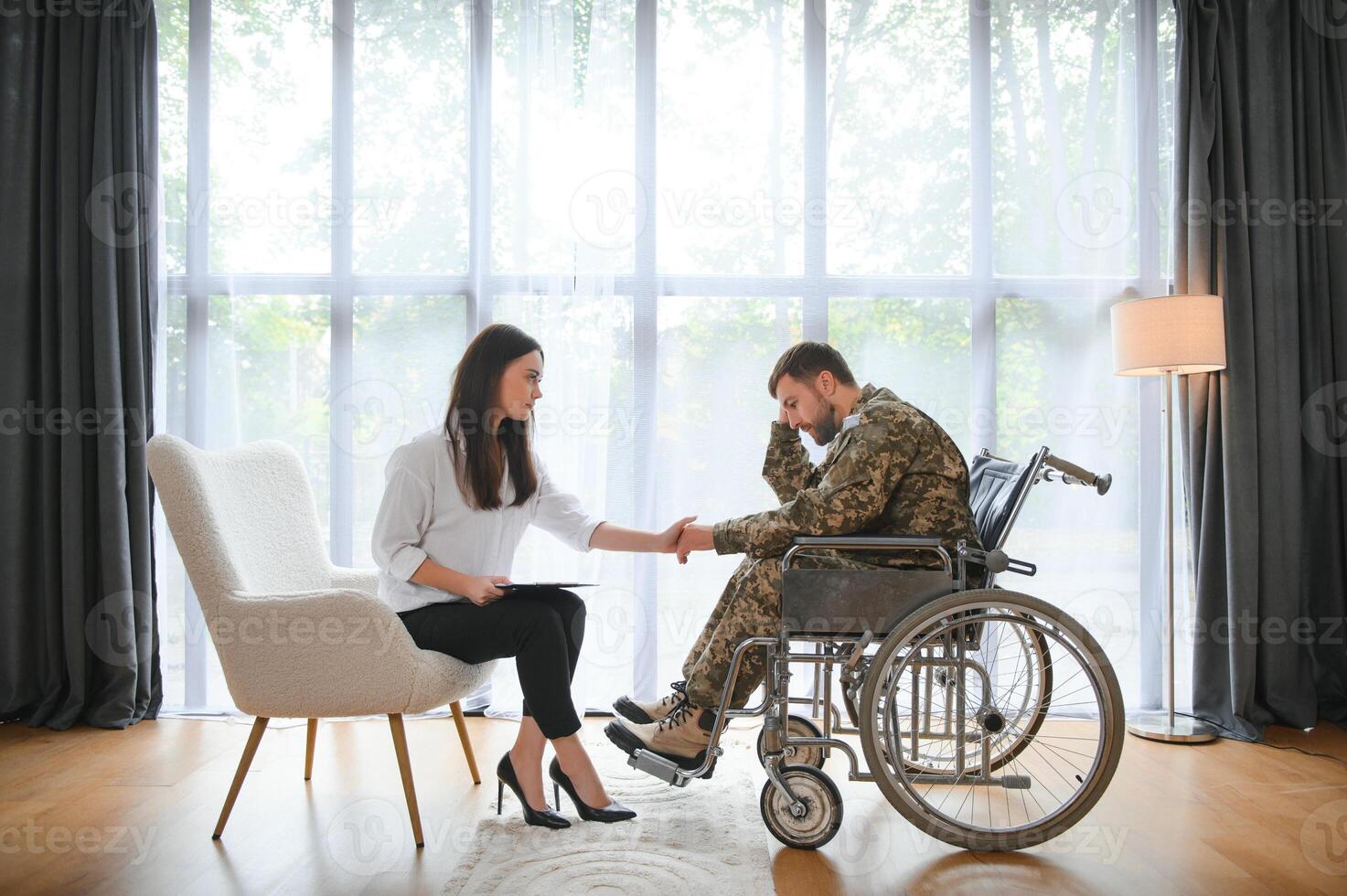 joven soldado en silla de ruedas a del psicólogo oficina foto