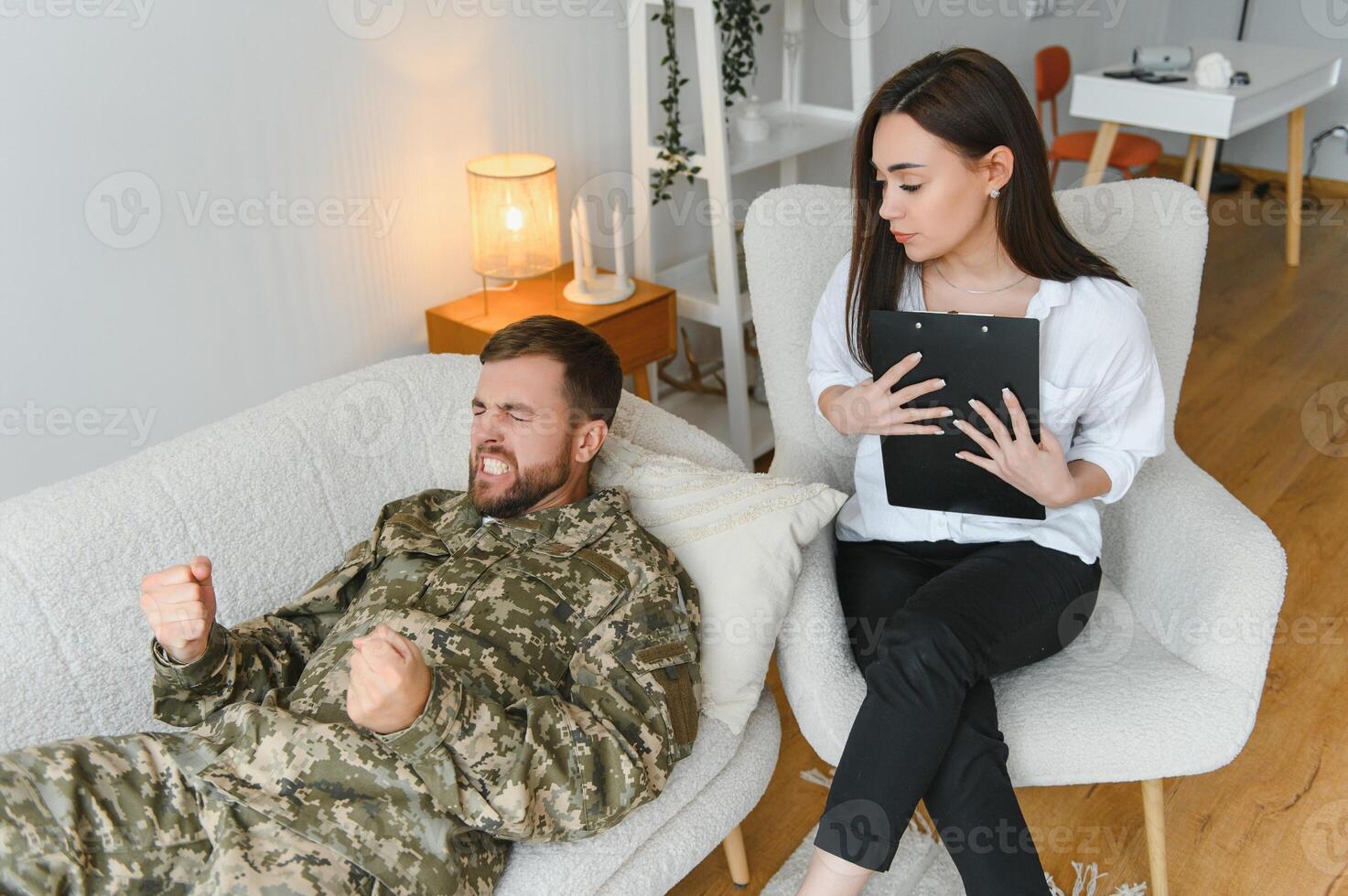 triste masculino soldado en cita con psicólogo a oficina foto