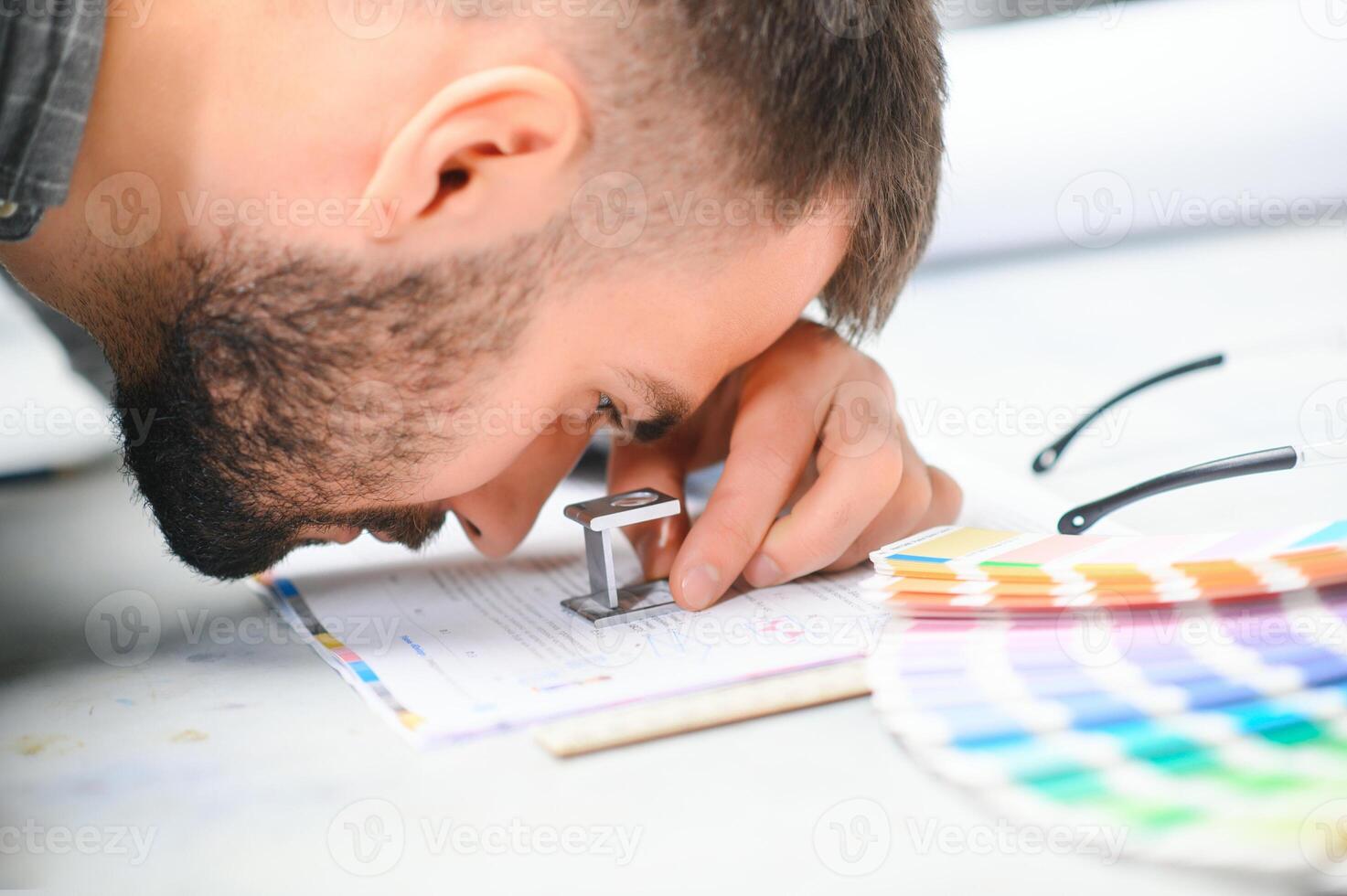 gráfico ingeniero o trabajador comprobación imprimir calidad en moderno impresión tienda foto