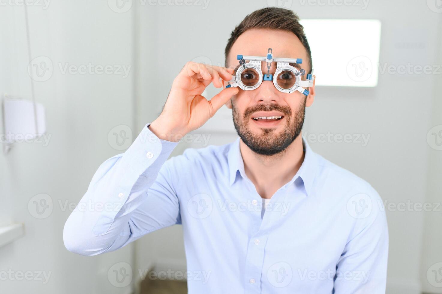 hombre comprobación arriba visión con especial oftálmico lentes foto