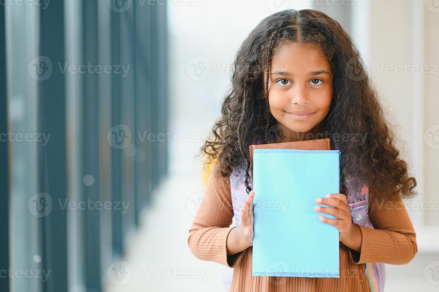 contento africano americano Chica de escuela participación libros, espalda a colegio concepto foto