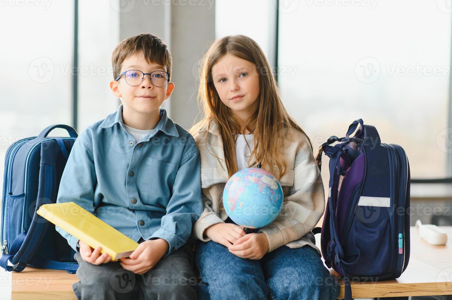 retrato de dos Niños de escuela un chico y un niña foto