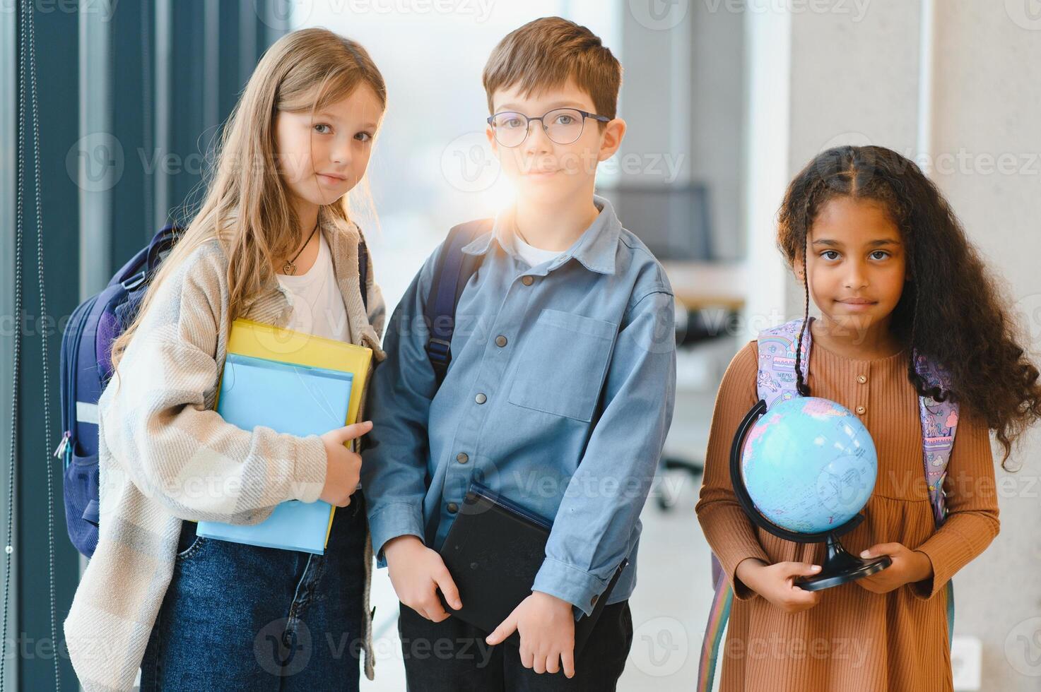 grupo de elemental colegio niños en un colegio corredor foto