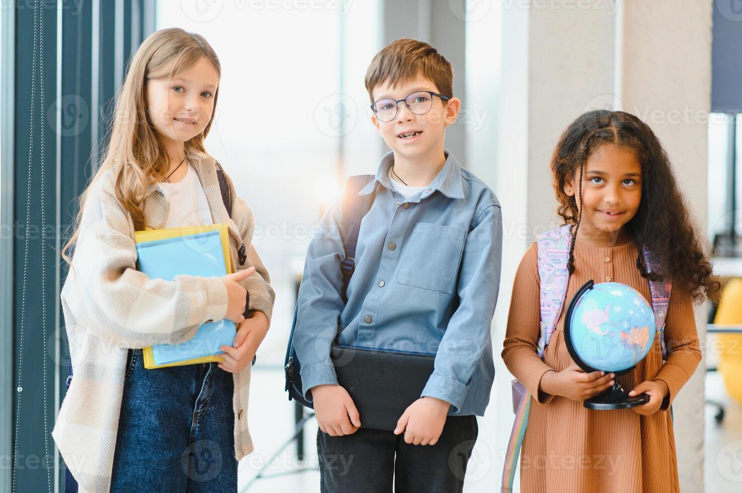 grupo de elemental colegio niños en un colegio corredor foto