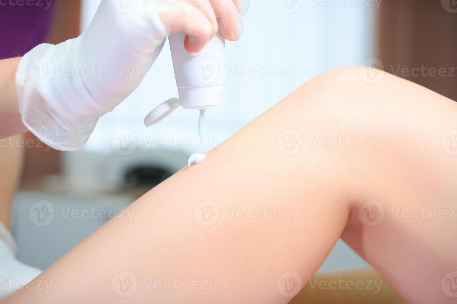 Master of depilation preparation for procedure of hair removal photo