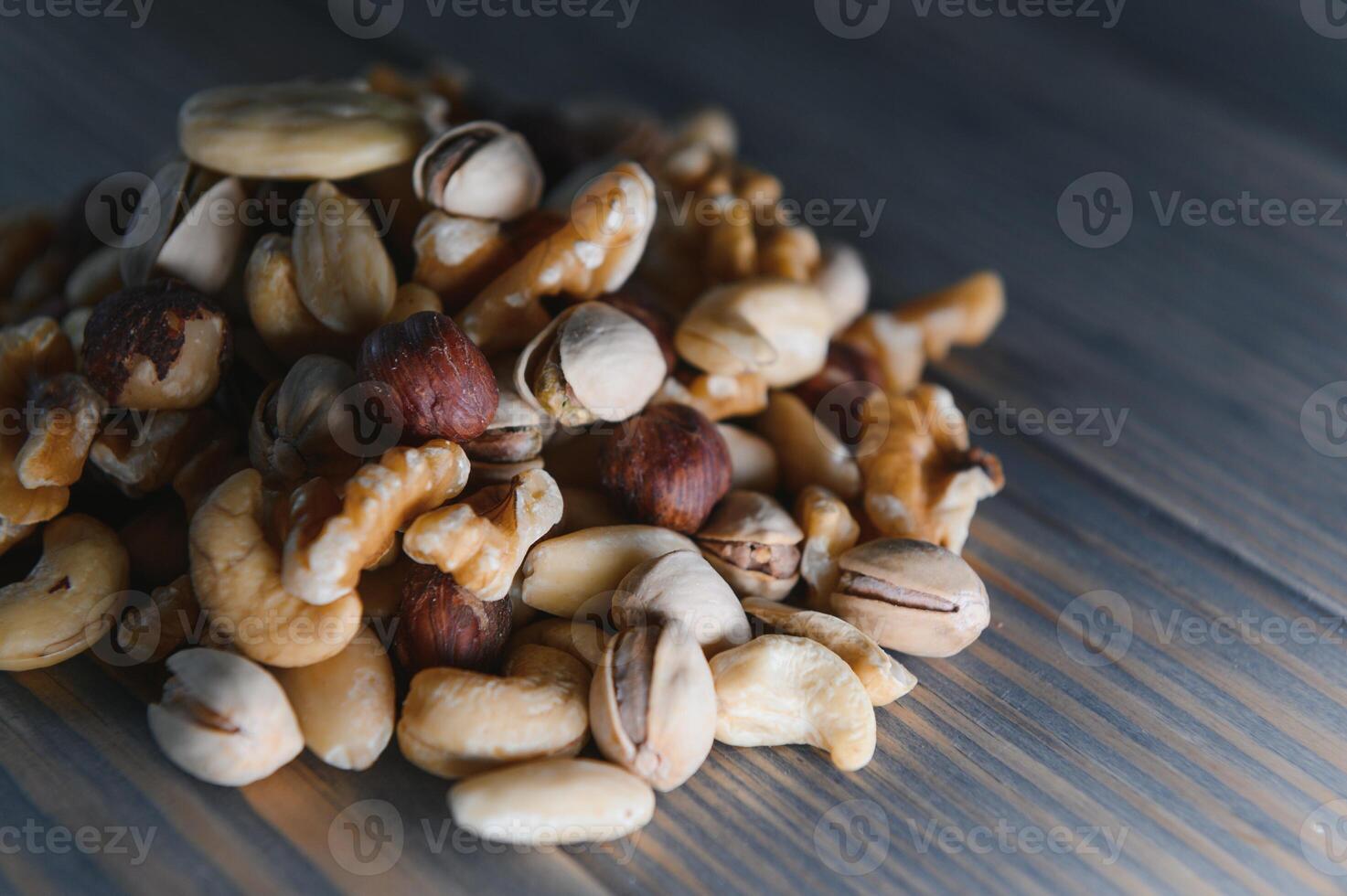 mezclado nueces en un cuenco en de madera mesa, parte superior ver con Copiar espacio. foto