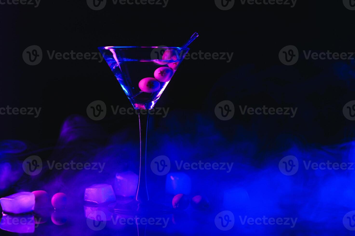 bebida martini. martini con aceitunas en un negro mesa. gratis espacio para texto. foto